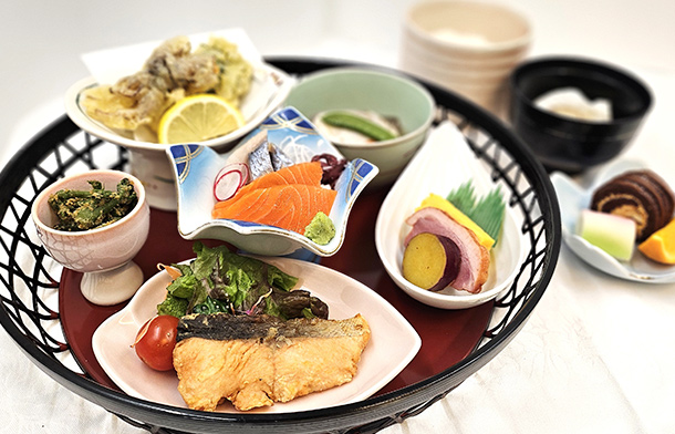 春の彩り花籠膳(桜マスのバター焼きと山菜の天ぷら)