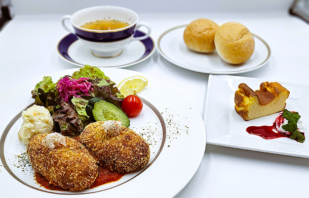 ベニズワイ蟹のクリームコロッケ トマトソース バスクケーキ付